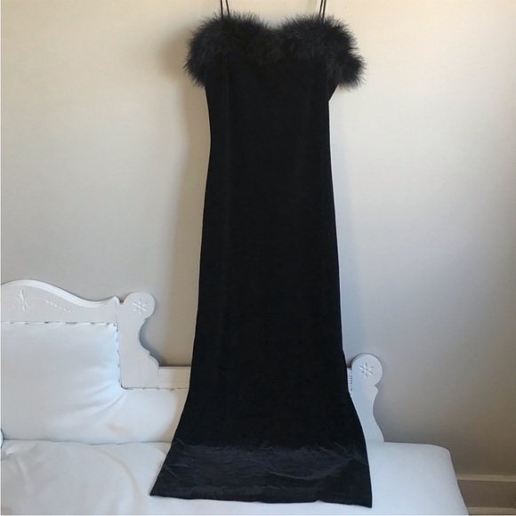 BETSEY & ADAM BLACK FULL LENGTH DRESS GOWN VELVET FAUX FUR SIDE SLIT SLEEVELESS - Picture 2 of 9
